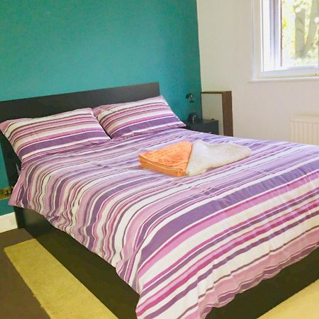 Stylish Queen-Size Bed London Living With Free Parking In Super Host 5 Star Home فينتشلي المظهر الخارجي الصورة